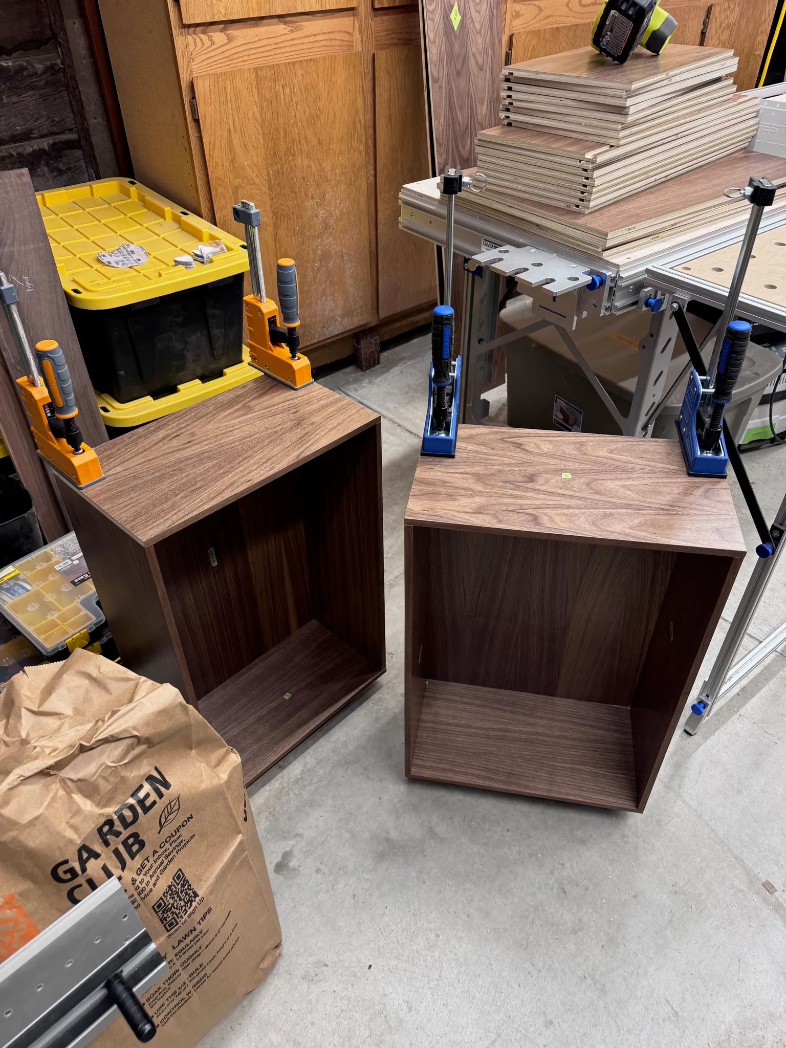 Gluing drawer boxes