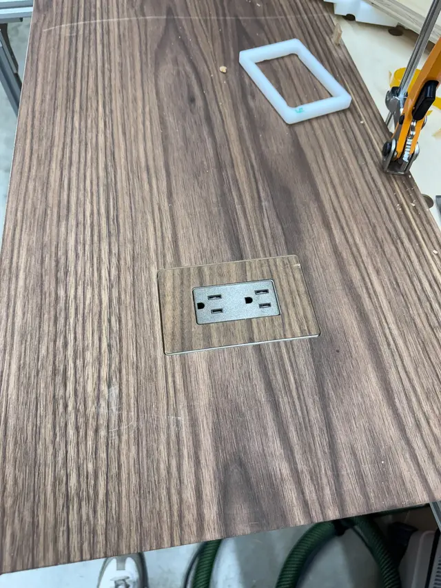 Flush mount outlet